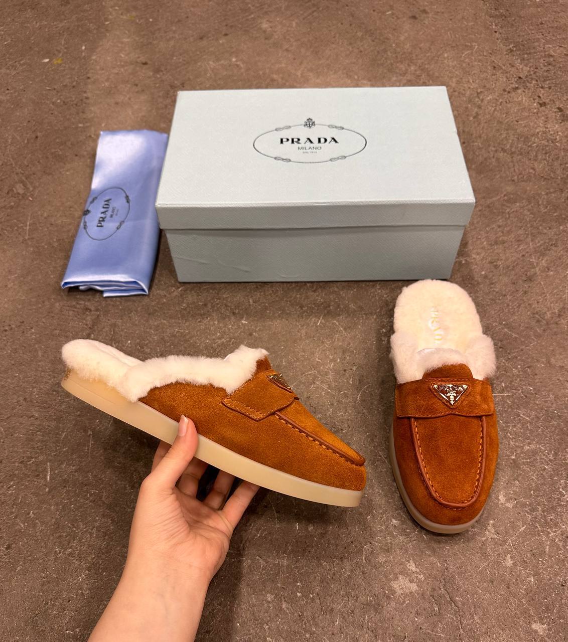 Prada Süet ve Kürklü Terlikler - Glimmer of Luxury