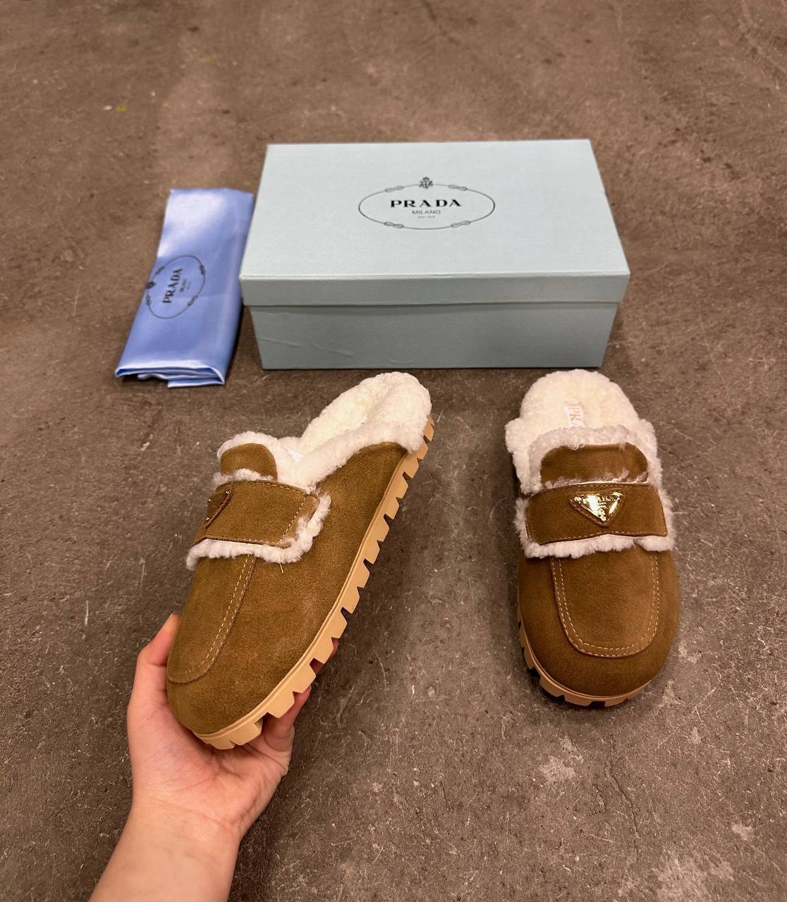 Prada Süet ve Kürklü Terlikler - Glimmer of Luxury