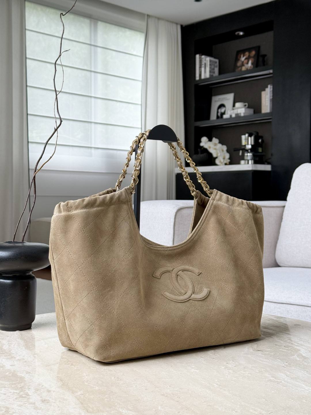 Chanel Süet Kapitone Neo Cabas / Maxi CC Hobo Alışveriş Çantası – Bej