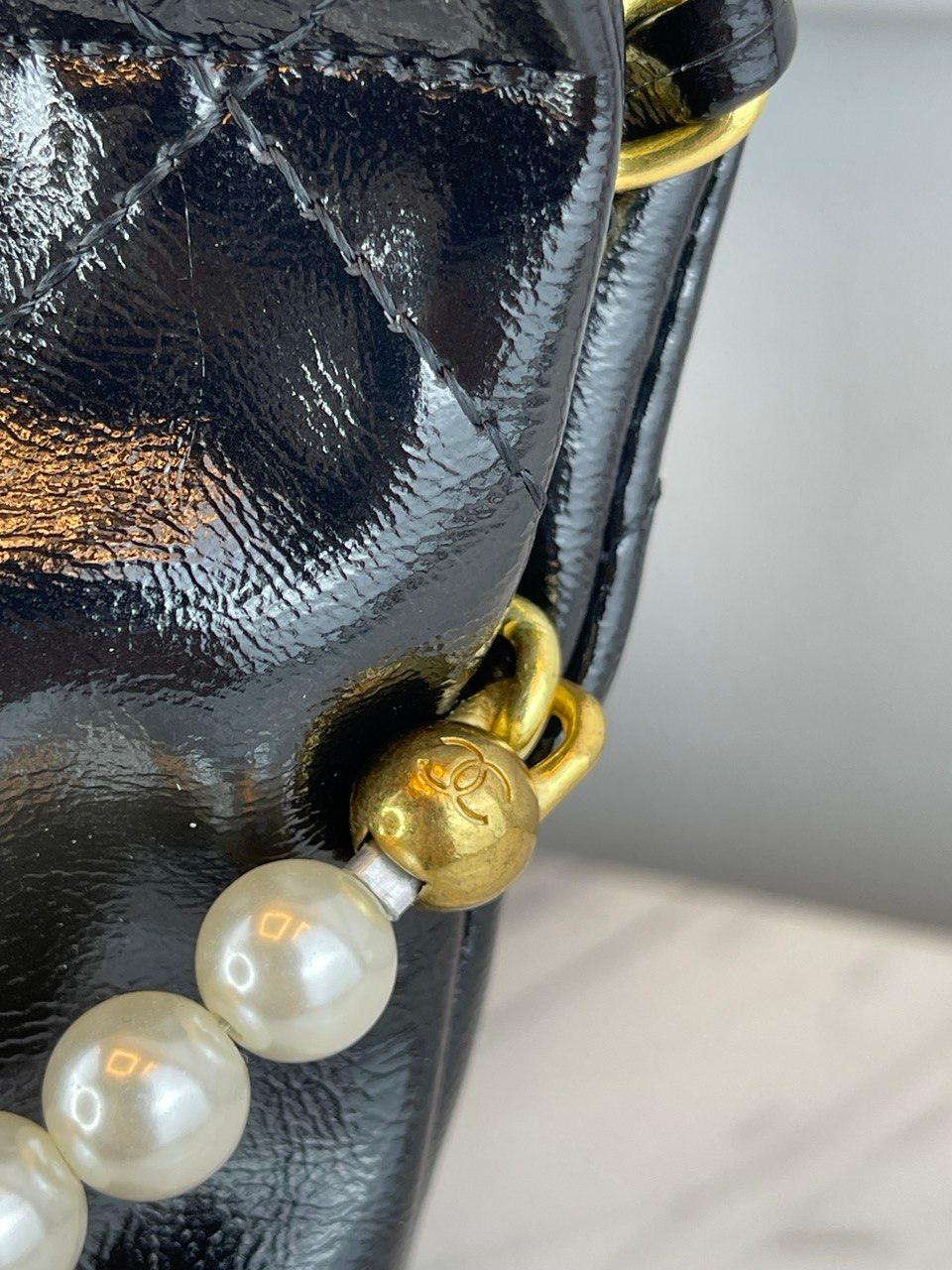 Chanel Siyah Dana Derisi Küçük Kova Çantası İnci Takılar İle - Glimmer of Luxury