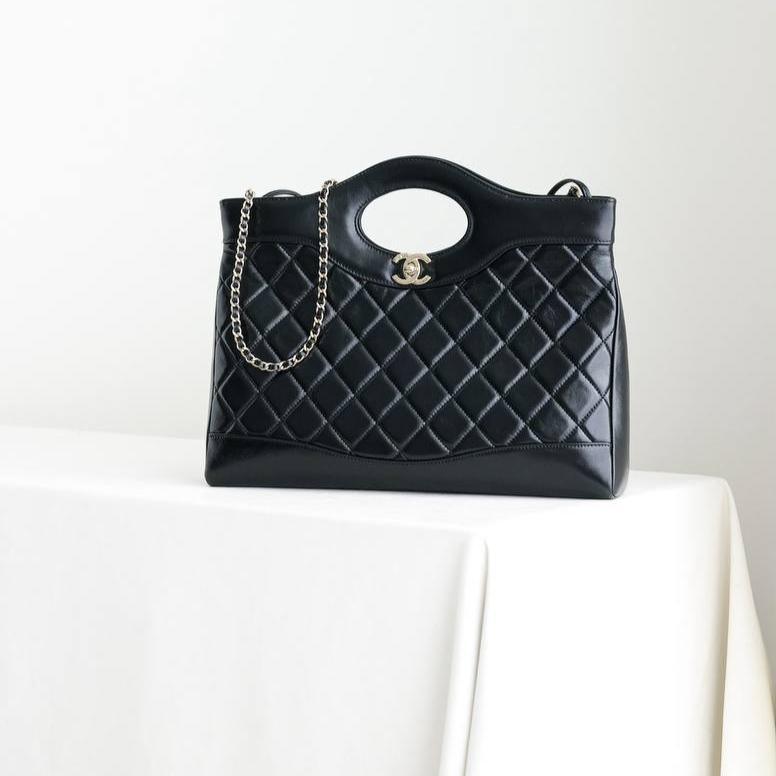 Chanel Parlak Kuzu Derisi Kapitone 31' Alışveriş Çantası Siyah - Glimmer of Luxury