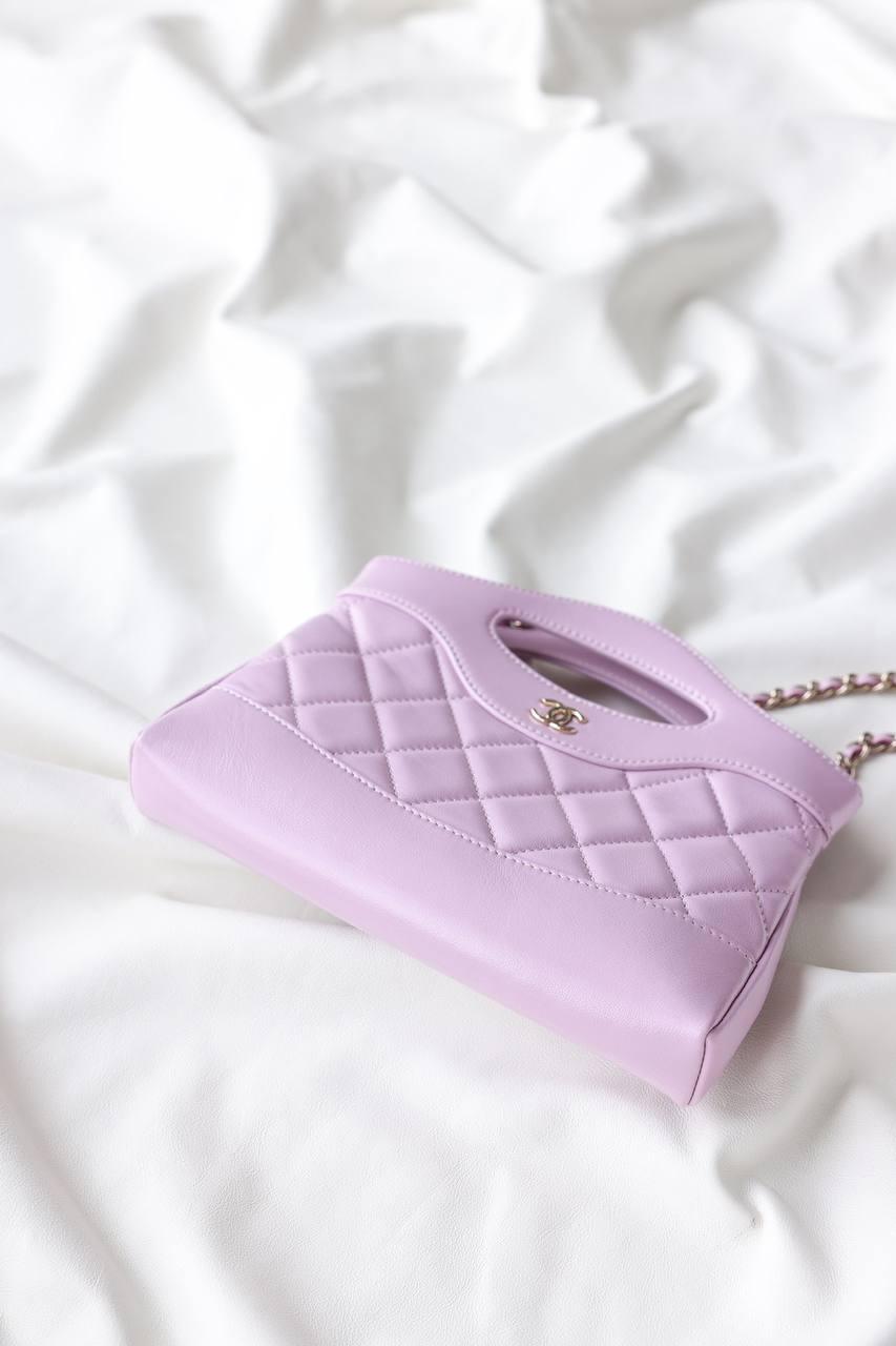 Chanel 24C 31 Mini Alışveriş Çantası Zincirli El Çantası Parlak Kuzu Derisi ve Altın Tonlarında Metal AS3656 Lila - Glimmer of Luxury