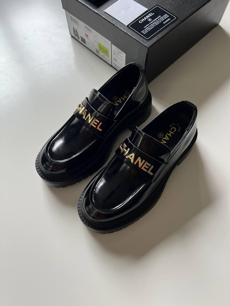 Chanel Parlak Dana Derisi Logolu Loafer'lar - Glimmer of Luxury