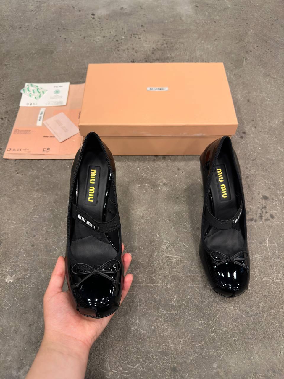 Miu Miu Siyah Yuvarlak Topuklu Ayakakbılar - Glimmer of Luxury