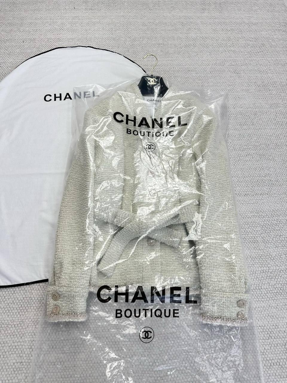 Chanel 2025 Kış 24K, NWT Kaşmir Tüvit Ekru Ceket Blazer W/ Kemerli, MSRP - Glimmer of Luxury