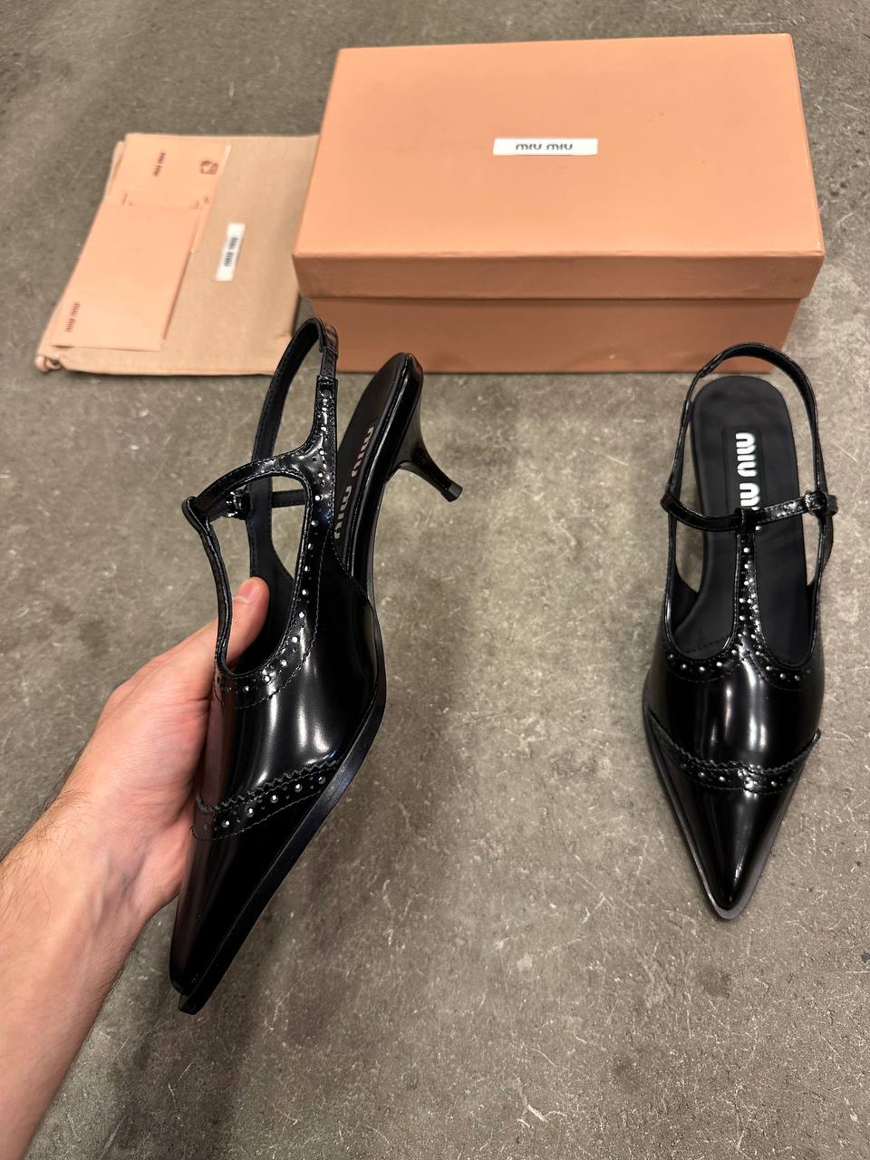 Miu Miu Fırçalanmış Deri Brogue Arkası Açık T Kayışlı Babetler - Glimmer of Luxury