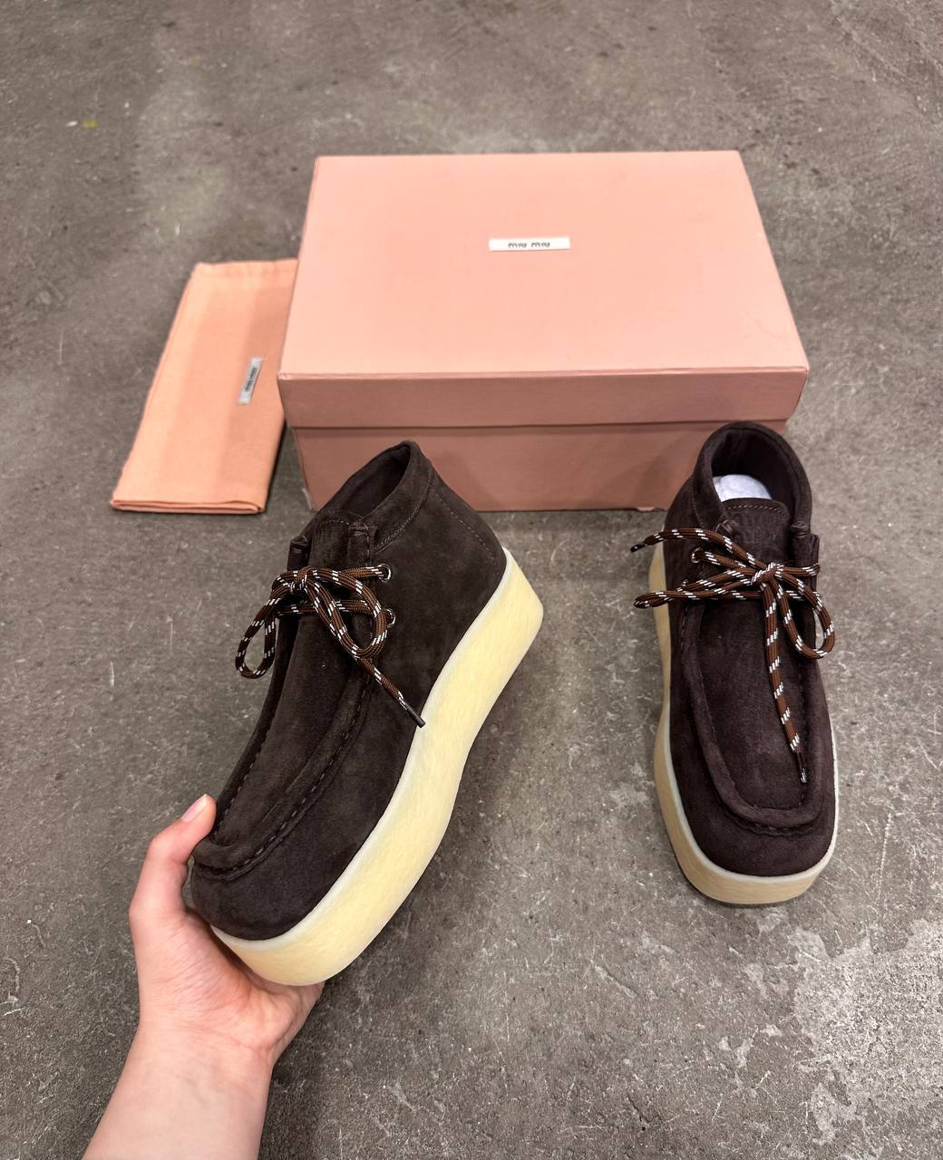 Miu Miu Süet Delave Dolgu Dolgulu Bilekte Botlar - Glimmer of Luxury