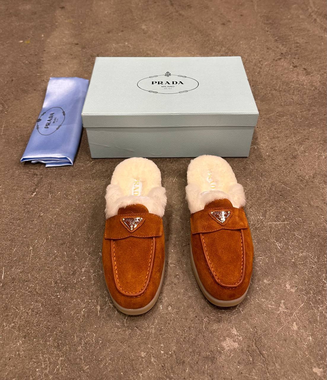 Prada Süet ve Kürklü Terlikler - Glimmer of Luxury