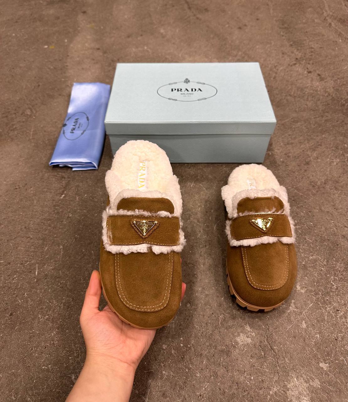 Prada Süet ve Kürklü Terlikler - Glimmer of Luxury