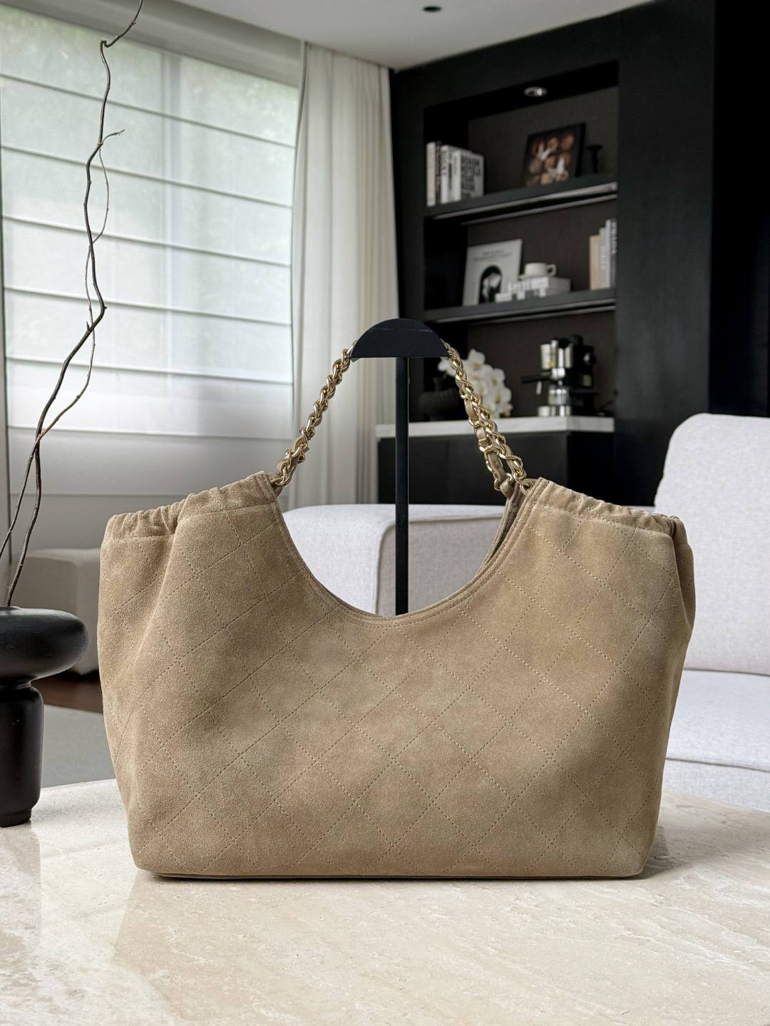 Chanel Süet Kapitone Neo Cabas / Maxi CC Hobo Alışveriş Çantası – Bej