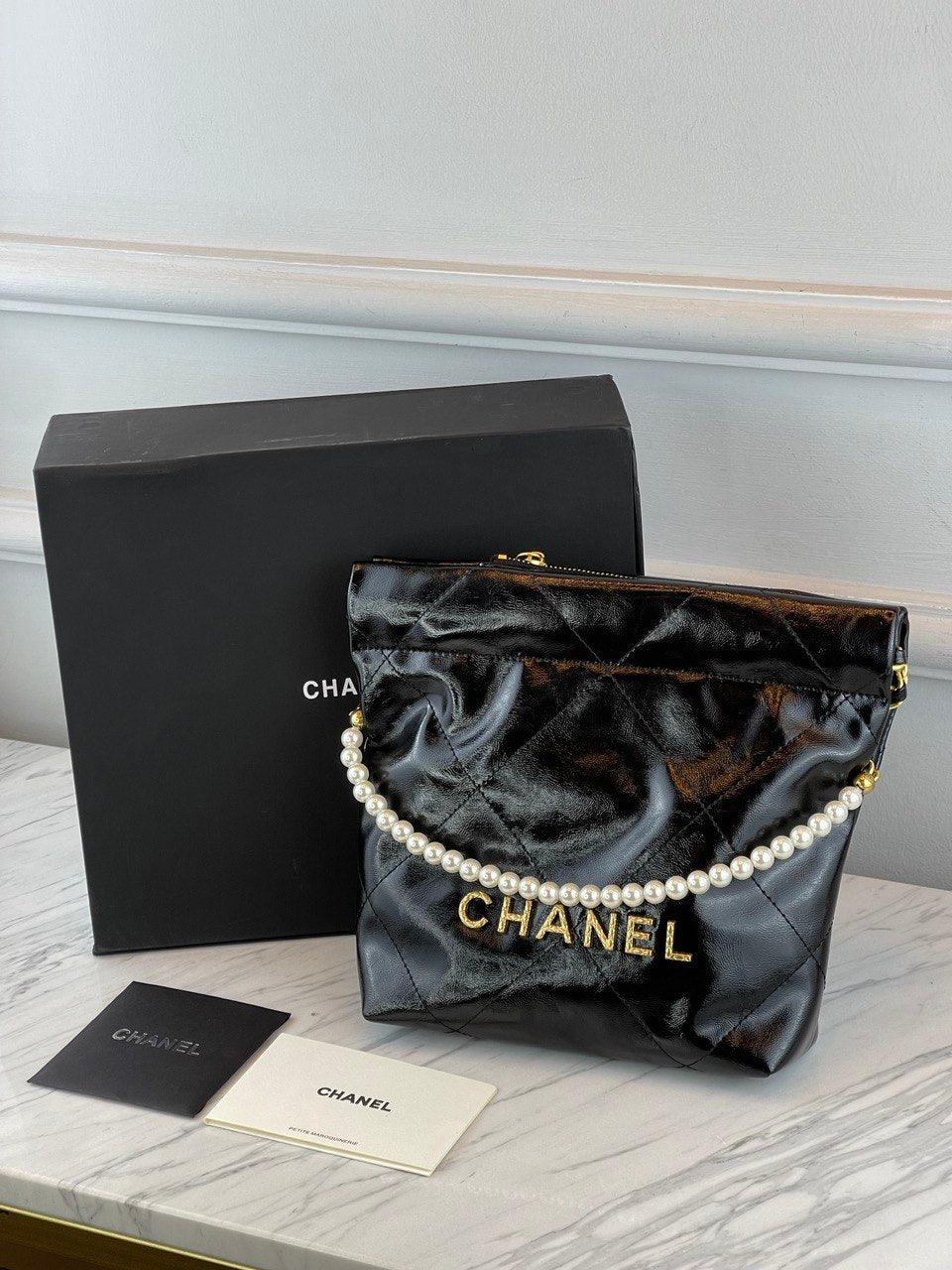 Chanel Siyah Dana Derisi Küçük Kova Çantası İnci Takılar İle - Glimmer of Luxury