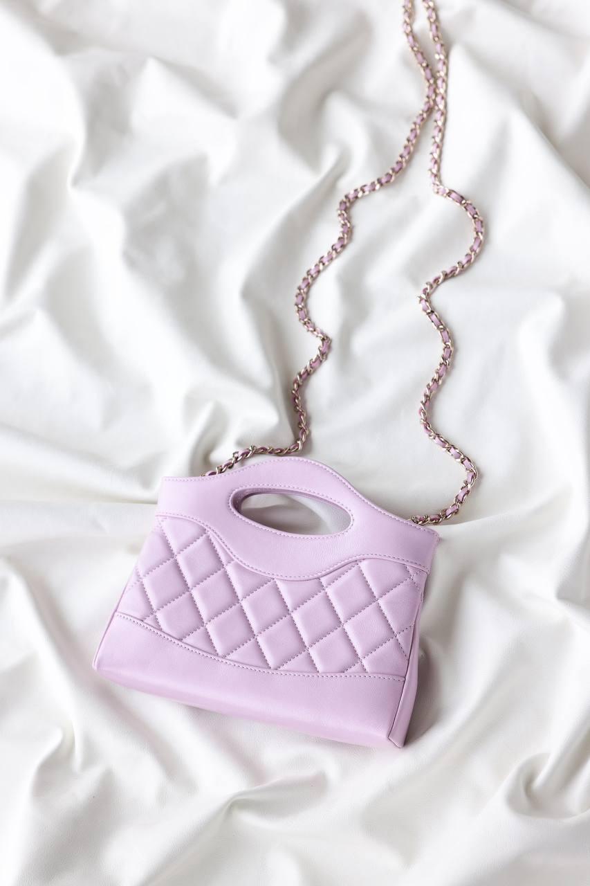 Chanel 24C 31 Mini Alışveriş Çantası Zincirli El Çantası Parlak Kuzu Derisi ve Altın Tonlarında Metal AS3656 Lila - Glimmer of Luxury