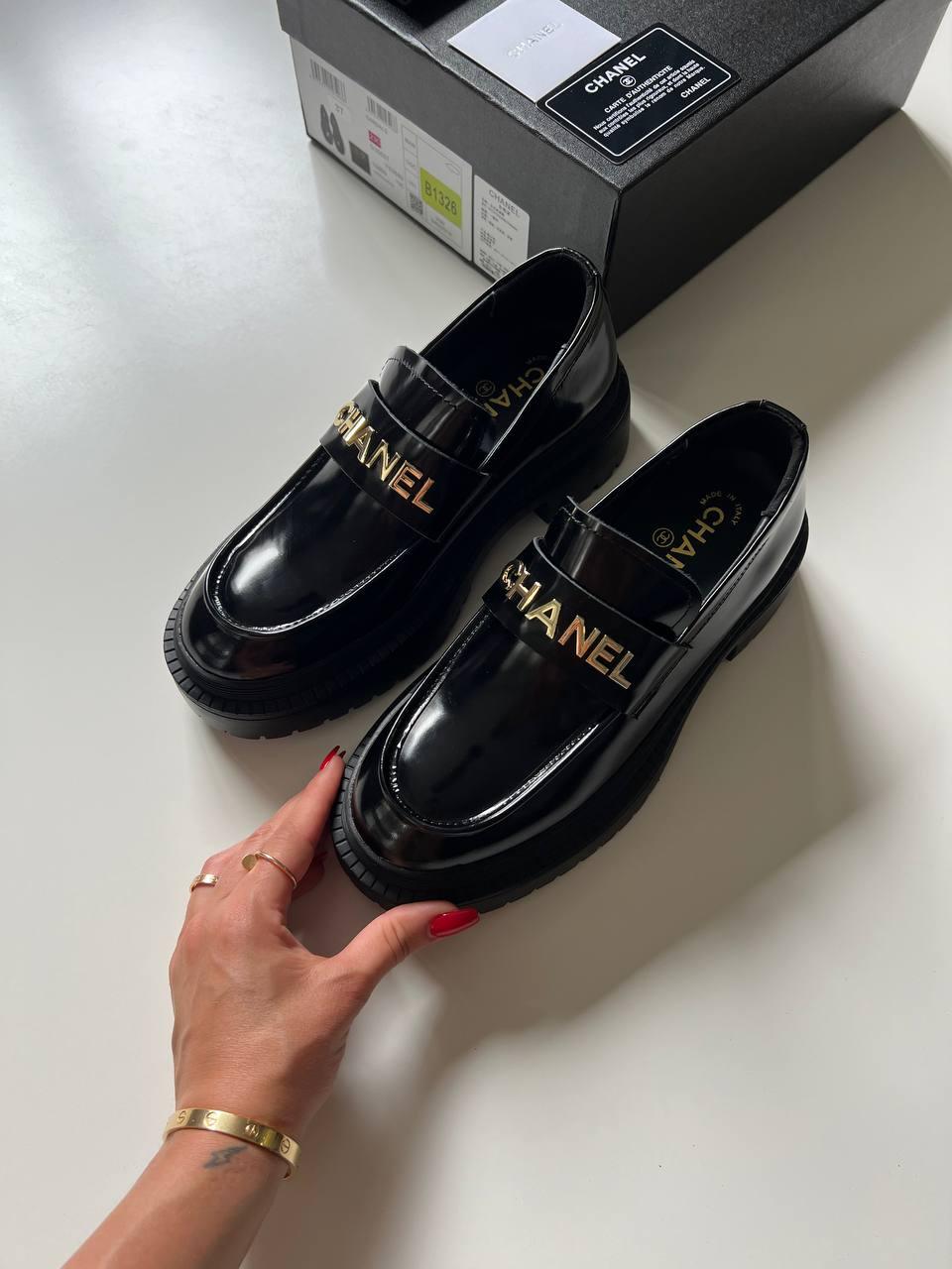 Chanel Parlak Dana Derisi Logolu Loafer'lar - Glimmer of Luxury
