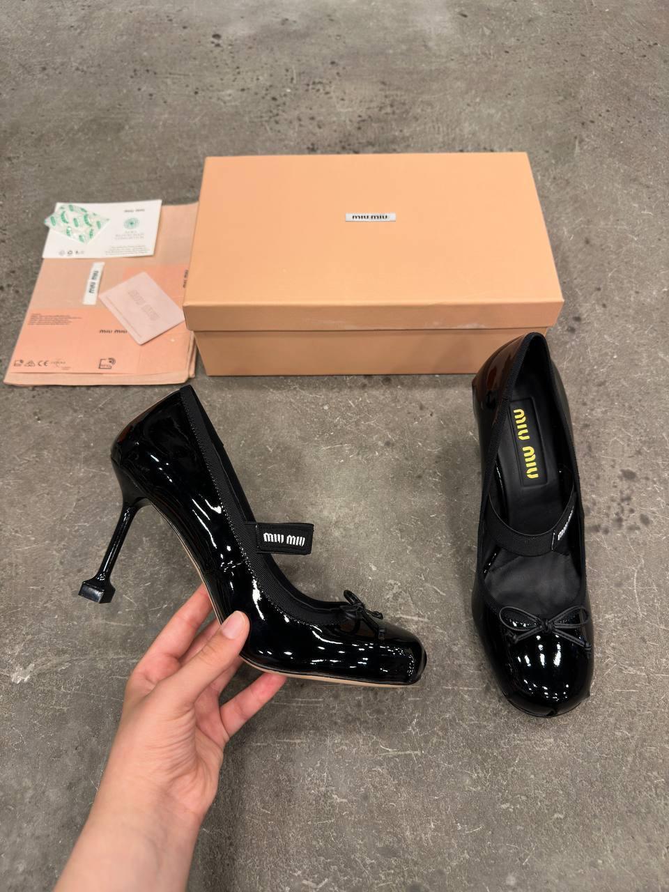 Miu Miu Siyah Yuvarlak Topuklu Ayakakbılar - Glimmer of Luxury