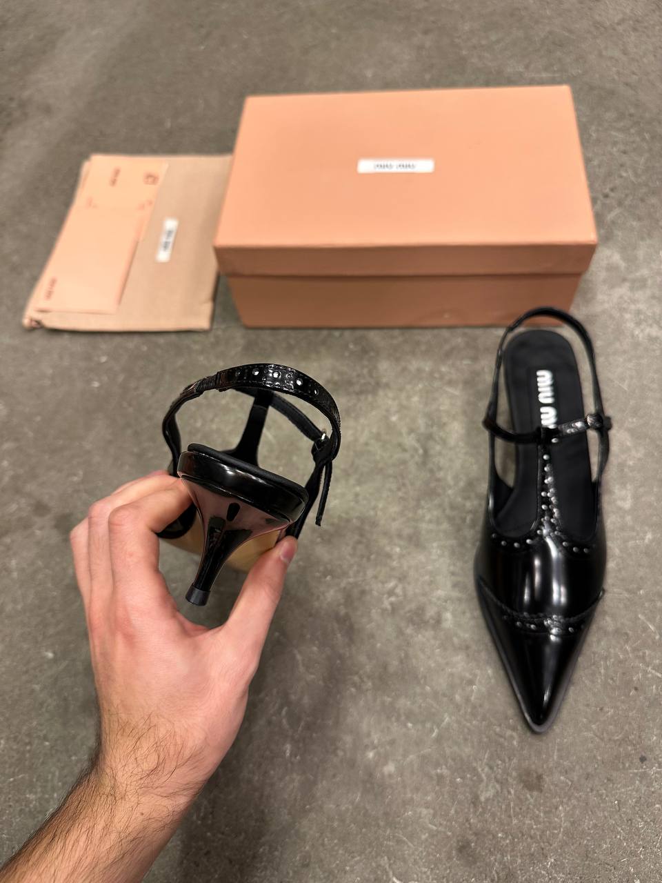 Miu Miu Fırçalanmış Deri Brogue Arkası Açık T Kayışlı Babetler - Glimmer of Luxury