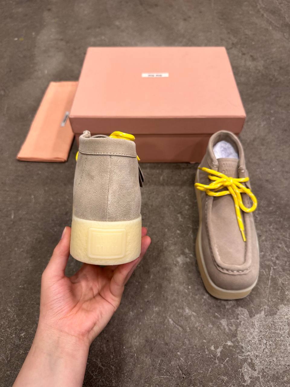 Miu Miu Süet Delave Dolgu Dolgulu Bilekte Botlar - Glimmer of Luxury