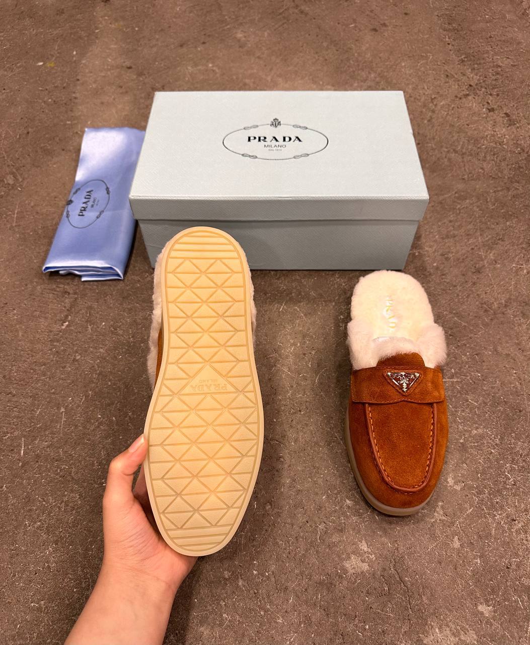 Prada Süet ve Kürklü Terlikler - Glimmer of Luxury