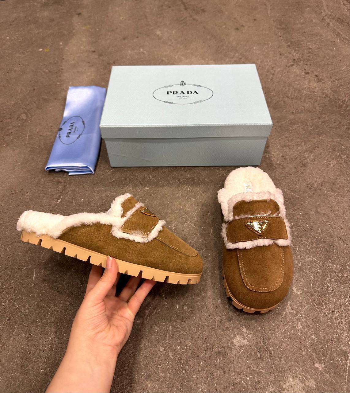 Prada Süet ve Kürklü Terlikler - Glimmer of Luxury