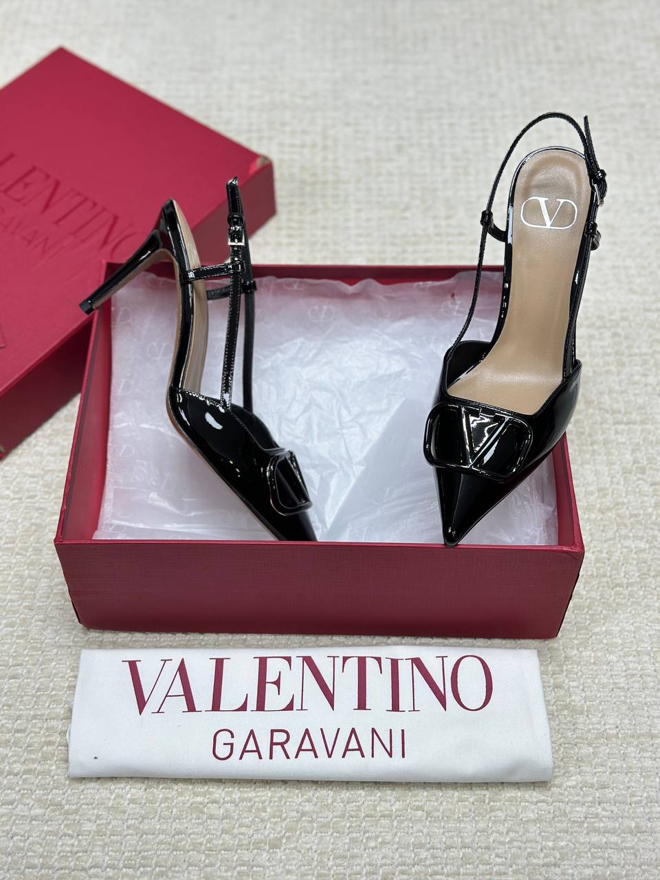 حذاء فالنتينو Vlogo بإبزيم جلدي لامع بارتفاع 80 مم