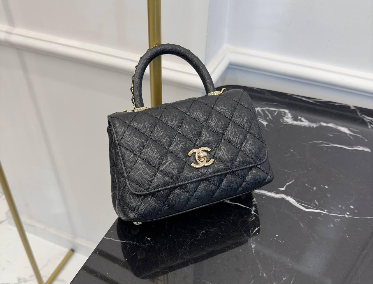 Chanel Küçük 24cm Coco Saplı Kapak Siyah Havyar Derisi Çanta - Glimmer of Luxury