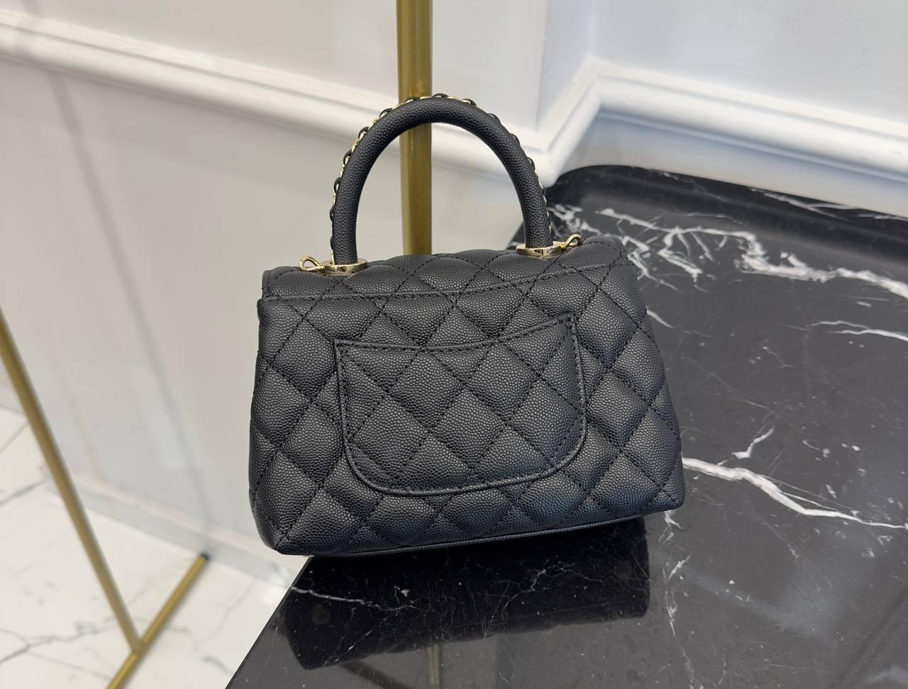 Chanel Küçük 24cm Coco Saplı Kapak Siyah Havyar Derisi Çanta - Glimmer of Luxury