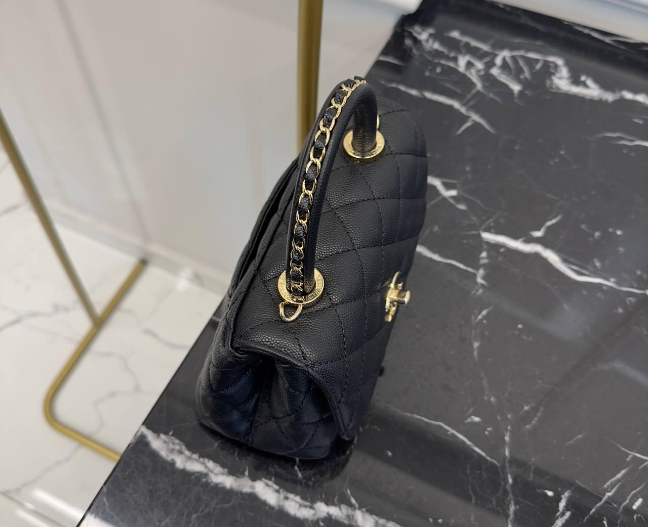 Chanel Küçük 24cm Coco Saplı Kapak Siyah Havyar Derisi Çanta - Glimmer of Luxury