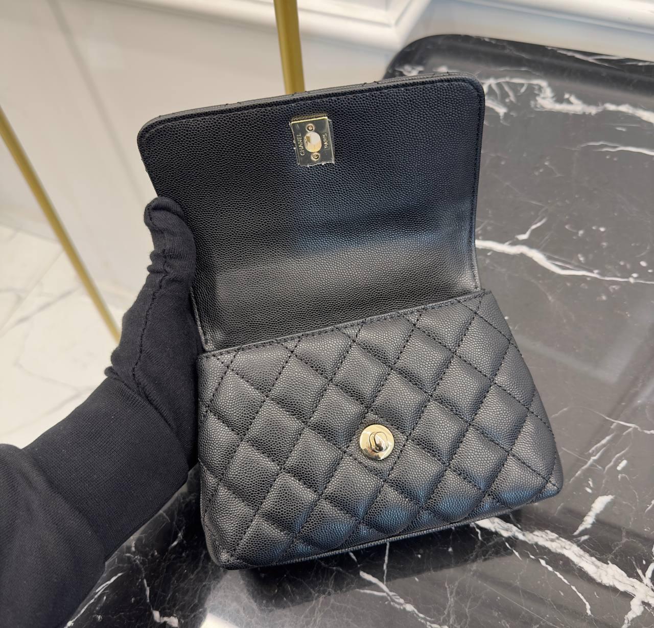 Chanel Küçük 24cm Coco Saplı Kapak Siyah Havyar Derisi Çanta - Glimmer of Luxury