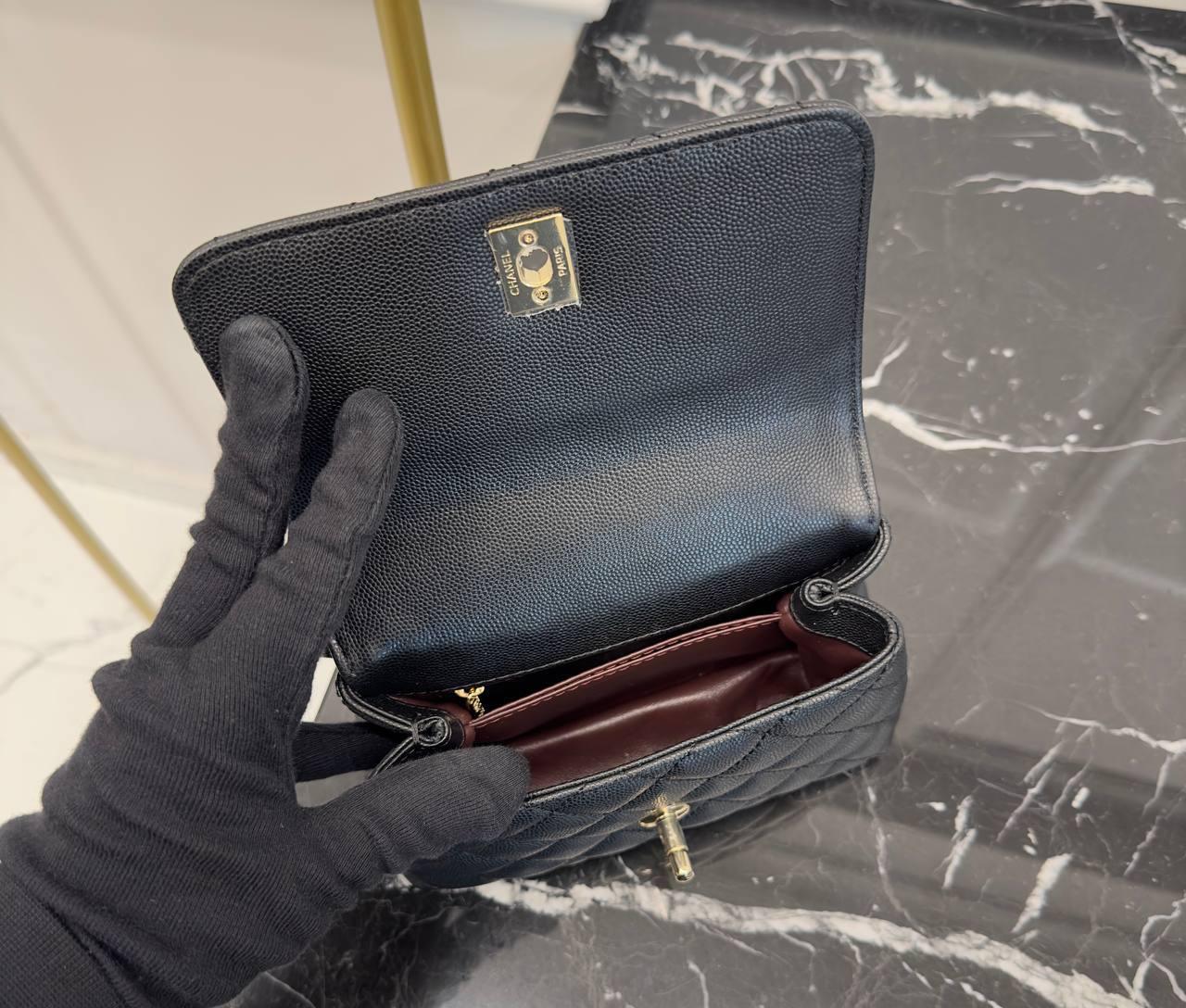 Chanel Küçük 24cm Coco Saplı Kapak Siyah Havyar Derisi Çanta - Glimmer of Luxury