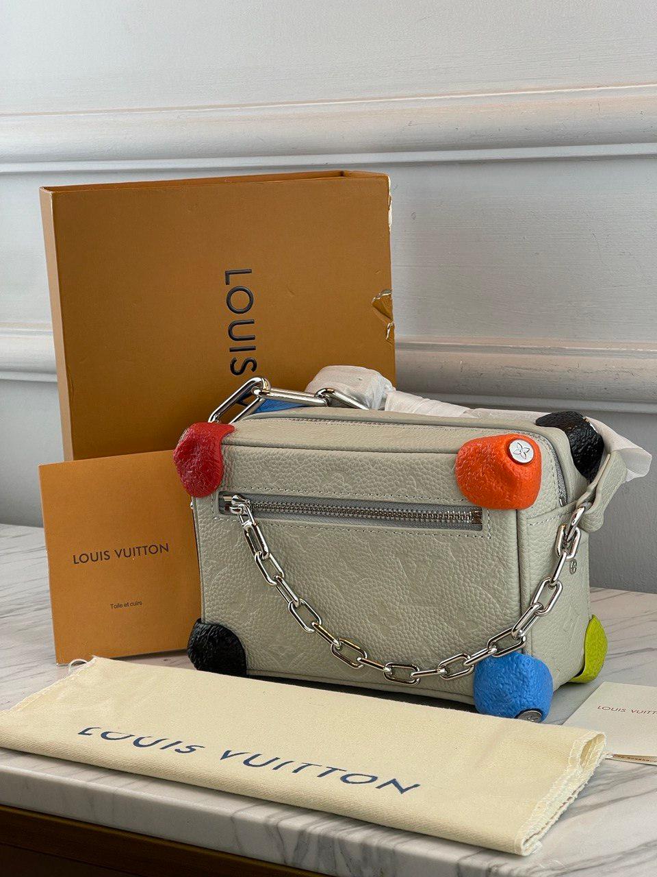 Louis Vuitton Mini Yumuşak Gövde Tebeşir, Stil Numarası M81606. - Glimmer of Luxury