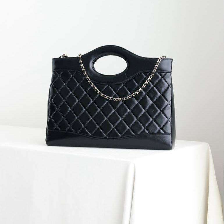 Chanel Parlak Kuzu Derisi Kapitone 31' Alışveriş Çantası Siyah - Glimmer of Luxury