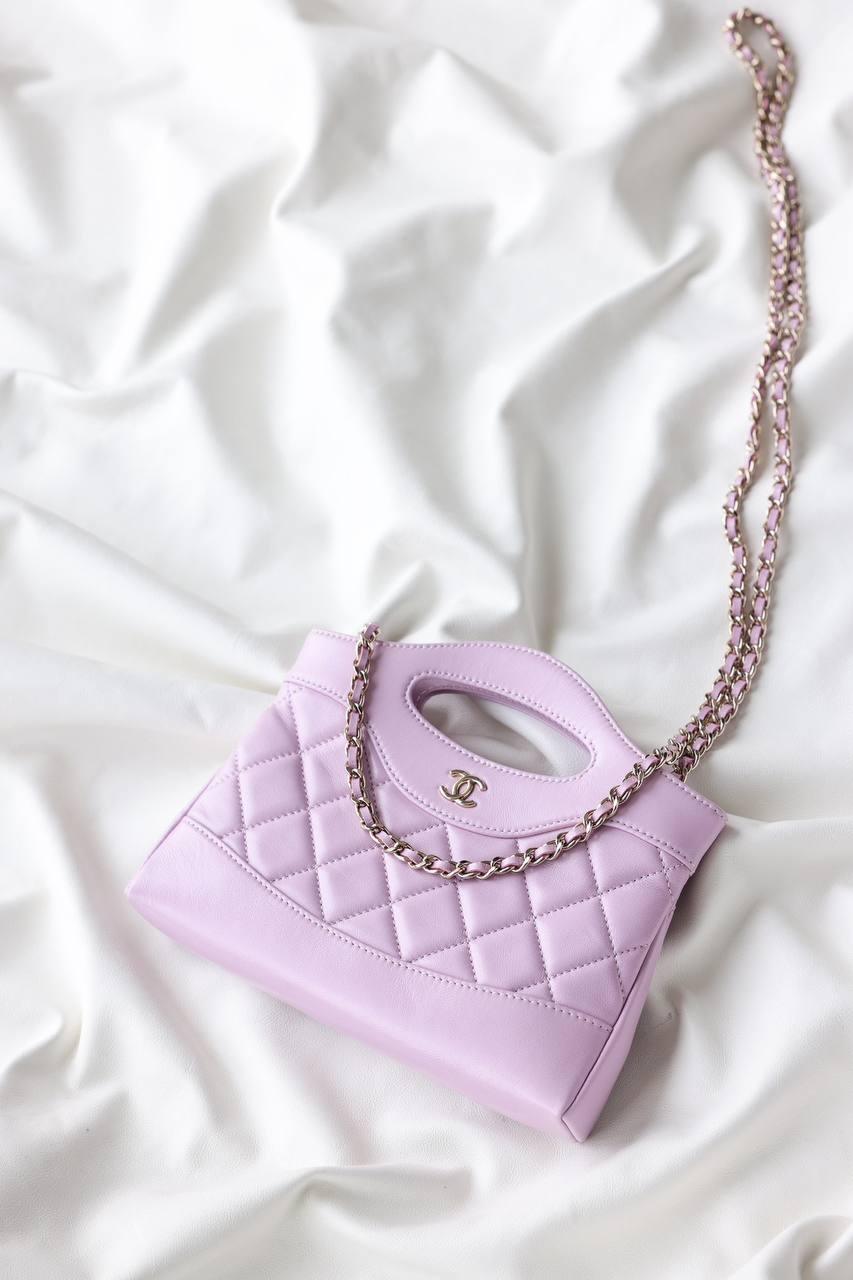 Chanel 24C 31 Mini Alışveriş Çantası Zincirli El Çantası Parlak Kuzu Derisi ve Altın Tonlarında Metal AS3656 Lila - Glimmer of Luxury