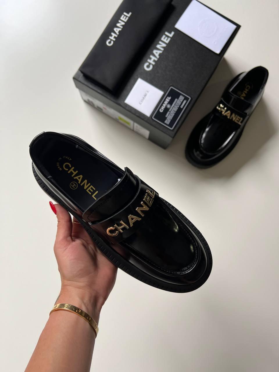 Chanel Parlak Dana Derisi Logolu Loafer'lar - Glimmer of Luxury