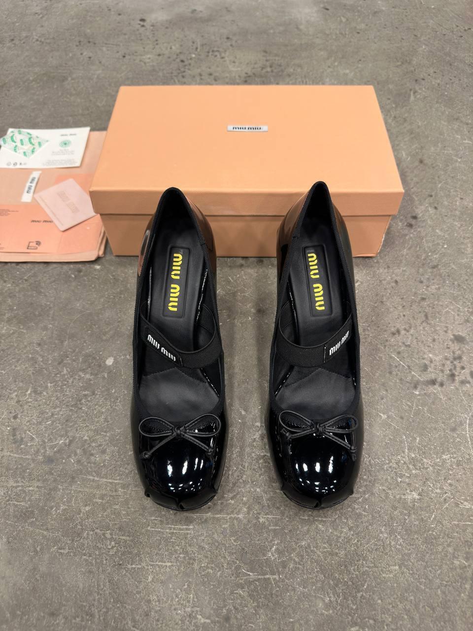 Miu Miu Siyah Yuvarlak Topuklu Ayakakbılar - Glimmer of Luxury