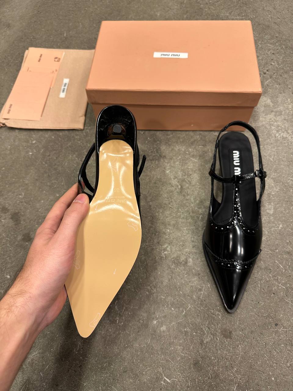 Miu Miu Fırçalanmış Deri Brogue Arkası Açık T Kayışlı Babetler - Glimmer of Luxury