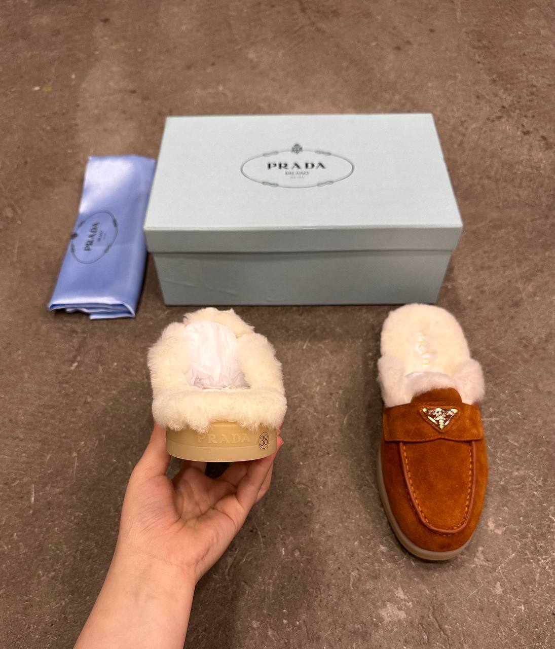 Prada Süet ve Kürklü Terlikler - Glimmer of Luxury