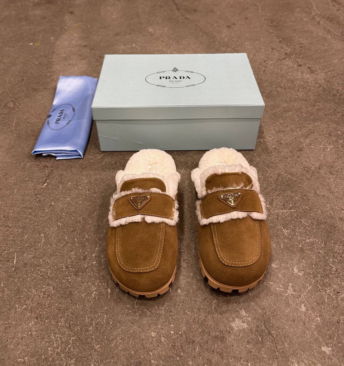 Prada Süet ve Kürklü Terlikler - Glimmer of Luxury