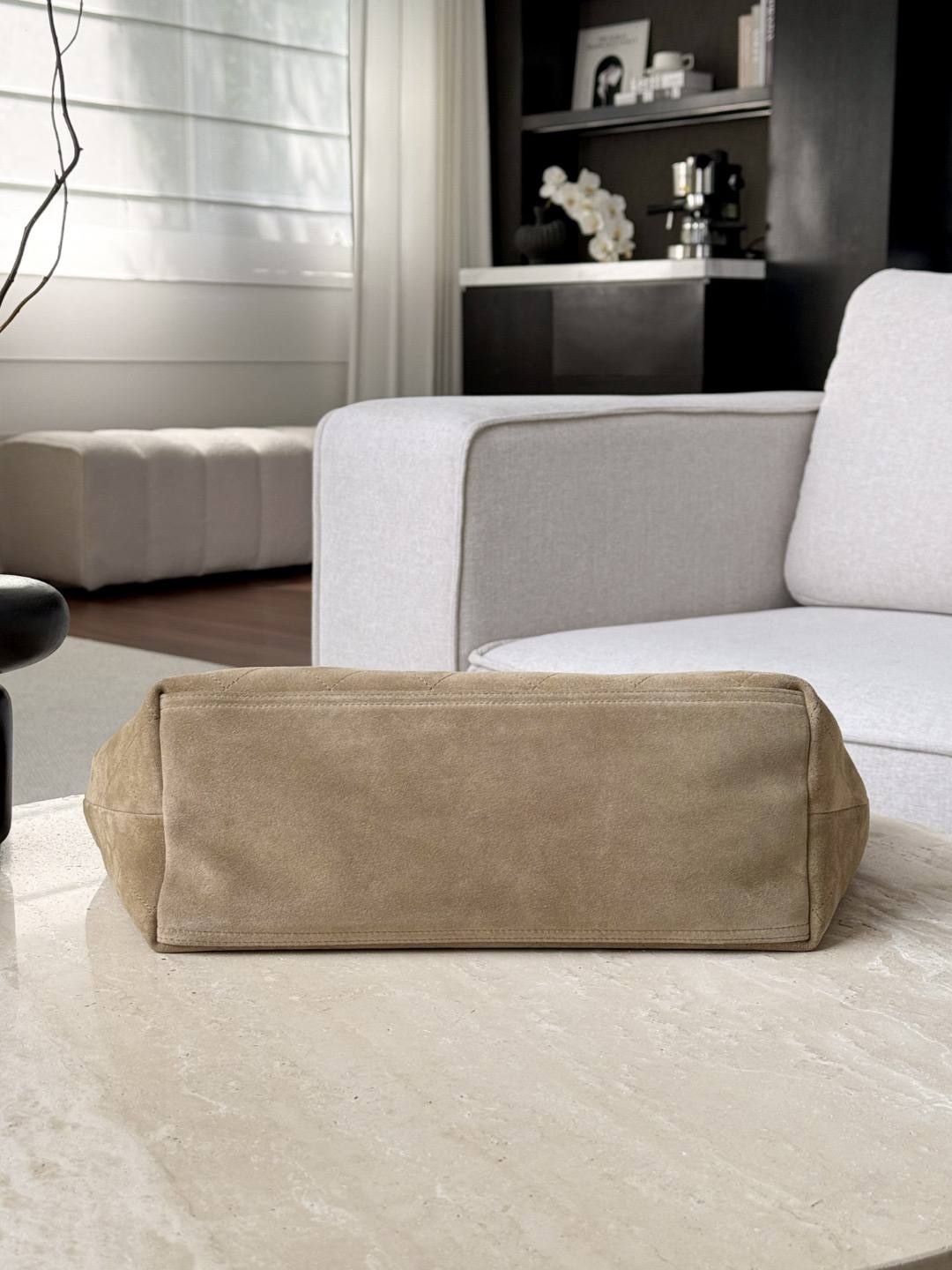 Chanel Süet Kapitone Neo Cabas / Maxi CC Hobo Alışveriş Çantası – Bej