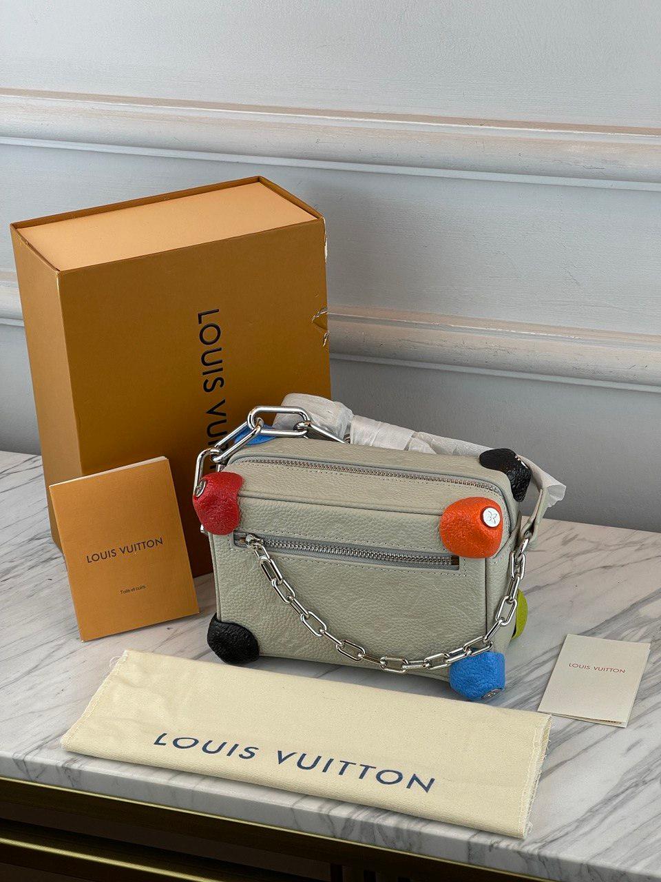 Louis Vuitton Mini Yumuşak Gövde Tebeşir, Stil Numarası M81606. - Glimmer of Luxury