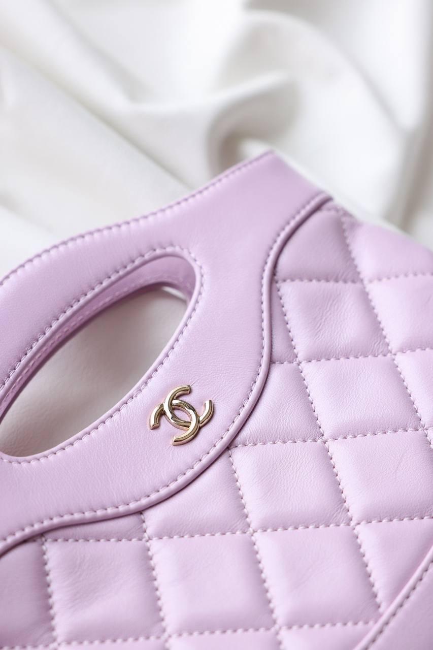 Chanel 24C 31 Mini Alışveriş Çantası Zincirli El Çantası Parlak Kuzu Derisi ve Altın Tonlarında Metal AS3656 Lila - Glimmer of Luxury