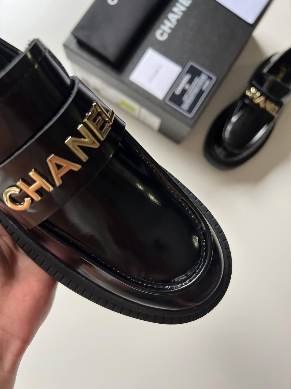 Chanel Parlak Dana Derisi Logolu Loafer'lar - Glimmer of Luxury