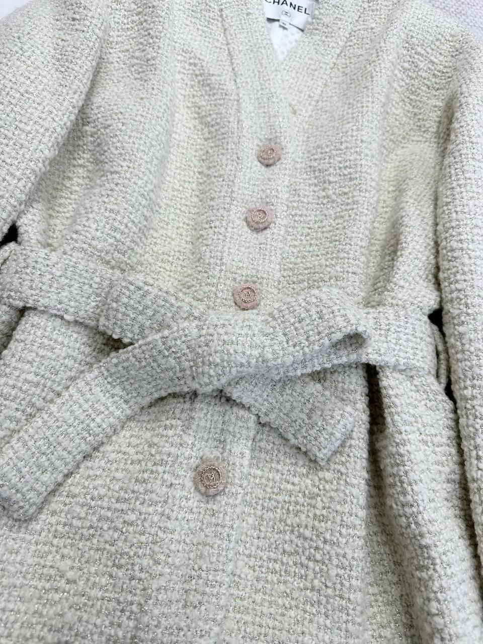 Chanel 2025 Kış 24K, NWT Kaşmir Tüvit Ekru Ceket Blazer W/ Kemerli, MSRP - Glimmer of Luxury