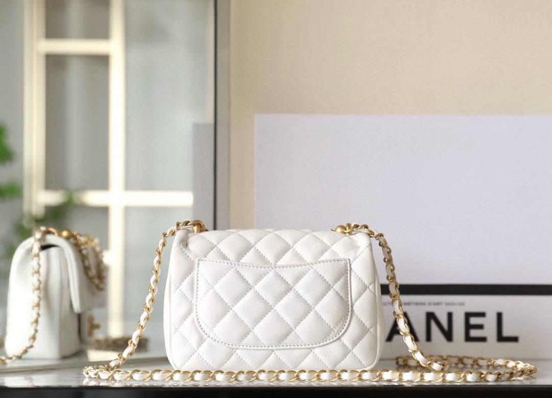 Chanel Beyaz Kuzu Derisi Mini Kapaklı Çanta - Glimmer of Luxury