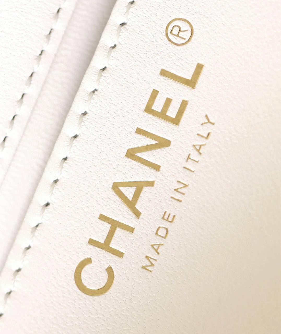 Chanel Beyaz Kuzu Derisi Mini Kapaklı Çanta - Glimmer of Luxury