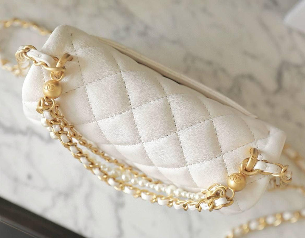 Chanel Beyaz Kuzu Derisi Mini Kapaklı Çanta - Glimmer of Luxury