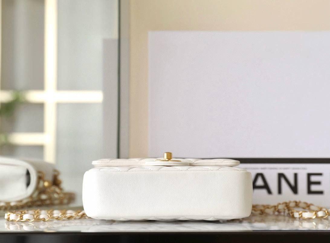 Chanel Beyaz Kuzu Derisi Mini Kapaklı Çanta - Glimmer of Luxury