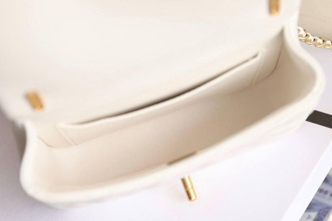 Chanel Beyaz Kuzu Derisi Mini Kapaklı Çanta - Glimmer of Luxury