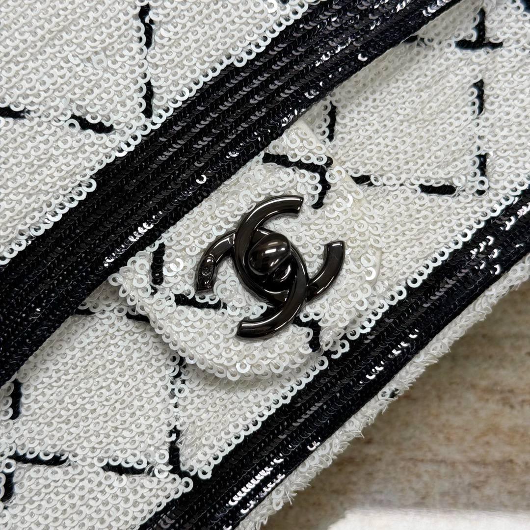 Chanel Sequin CC Küçük Tek Kanatlı Beyaz Siyah - Glimmer of Luxury
