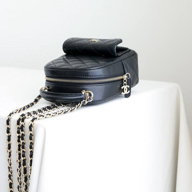 Chanel Kapitone Küçük CC Günlük Sırt Çantası Siyah Havyar Açık Altın Donanım - Glimmer of Luxury