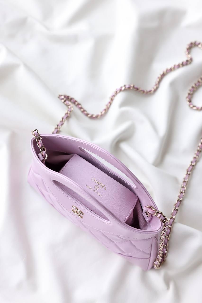 Chanel 24C 31 Mini Alışveriş Çantası Zincirli El Çantası Parlak Kuzu Derisi ve Altın Tonlarında Metal AS3656 Lila - Glimmer of Luxury
