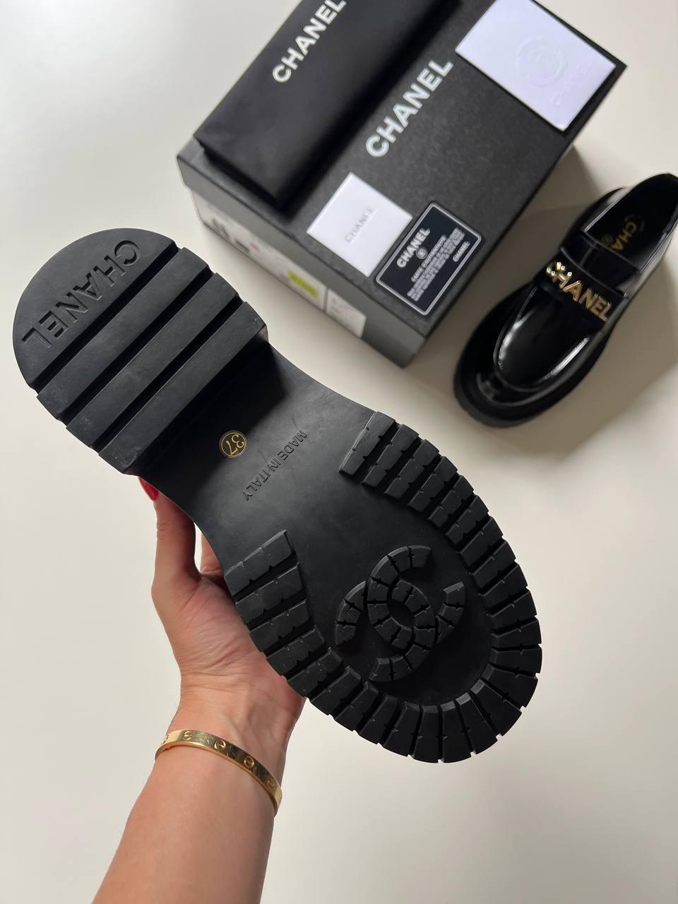 Chanel Parlak Dana Derisi Logolu Loafer'lar - Glimmer of Luxury